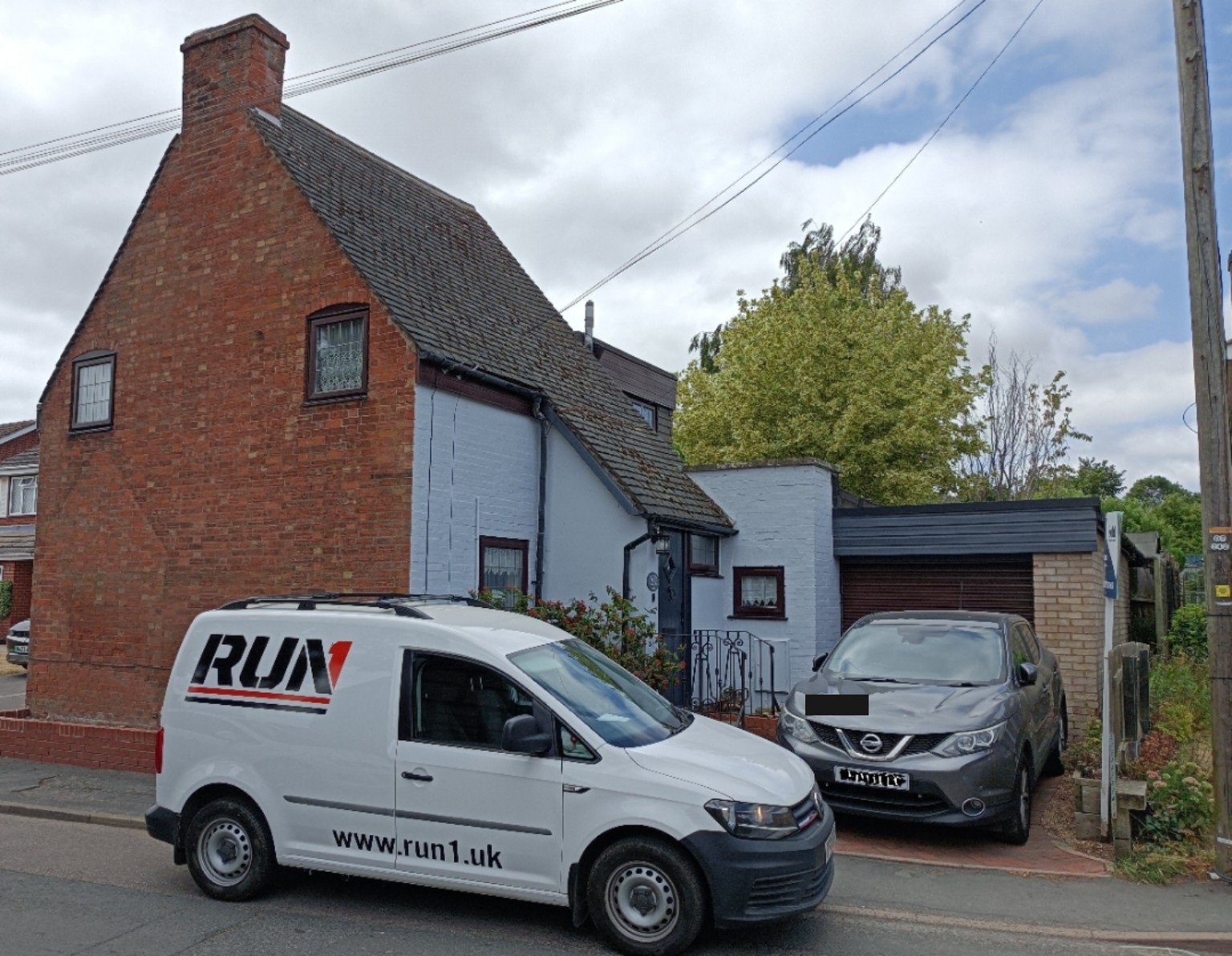 RUN1 van attending a residential drainage survey